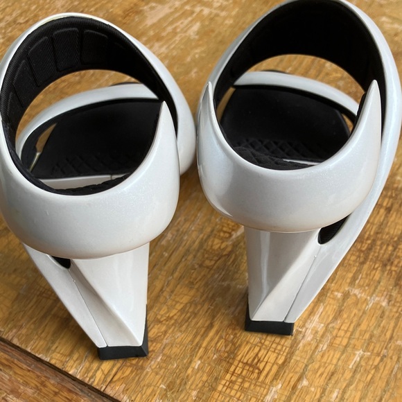 Elegant Black and White Heels - Picture 6 of 7